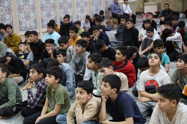 همراهی مسئولین با دانش‌آموزان معتکف شهر مهستان