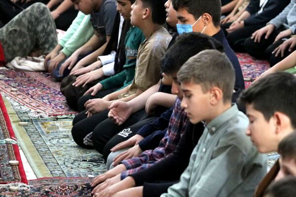 اعتکاف فرصتی برای نزدیکی به خداوند در مسجد امام حسین منطقه ۱۹ 