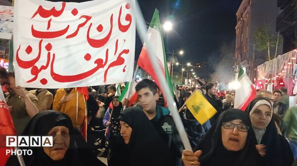 حماسه حضور مردم خرم آباد در میدان انقلاب برای سوگ رهبر شهید