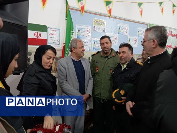 نواختن زنگ انقلاب در مدرسه قادر خانزاده شهرستان بانه