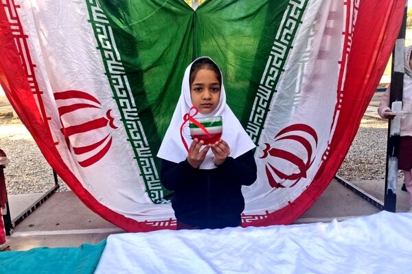 شور جشن ۲۲ بهمن در مدرسه مولوی فین؛ عطر شعر و نور ولایت در هم آمیخت