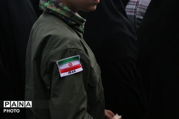  حلما با عروسک‌ها سوگ خانواده شهیدش را در آغوش کشید
