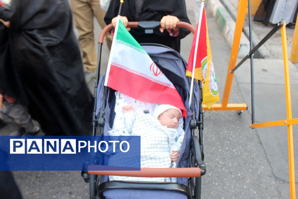 جلوه‌های حماسی از حضور نوجوانان قمی در مراسم تشییع شهدا 