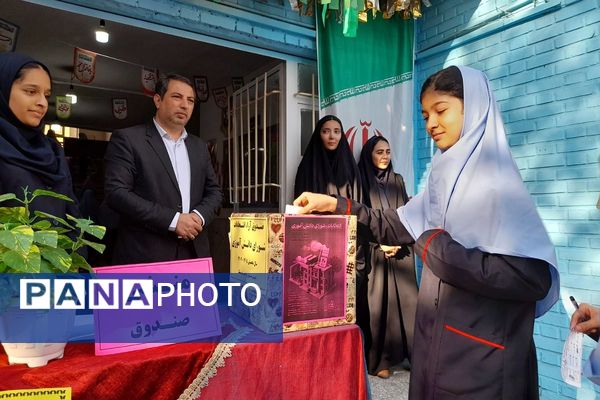 جوانه های دموکراسی در قدس؛شور وهیجان دانش آموزان قدس در انتخابات شورای دانش آموزی