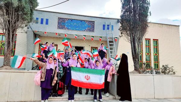 جشن دهه فجر با نقاشی‌های خلاقانه دانش‌آموزان پایه پنجم در کانون پرورشی تفت