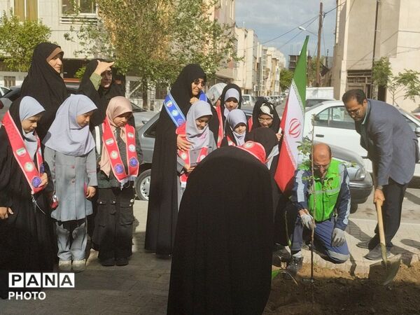 کاشت و پرورش نهال در مدرسه شاهد شهید ناصری