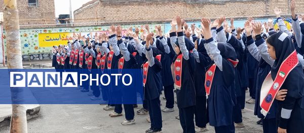  اجرای سرود همگانی (ایرانمون) توسط دانش آموزان مدرسه ناهید نخودی 