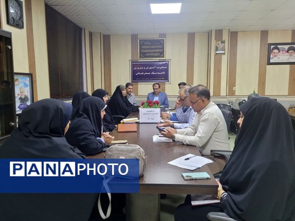 جلسه ستاد شاهد با حضور مسئولان بنیاد شهید در ناحیه یک بندرعباس