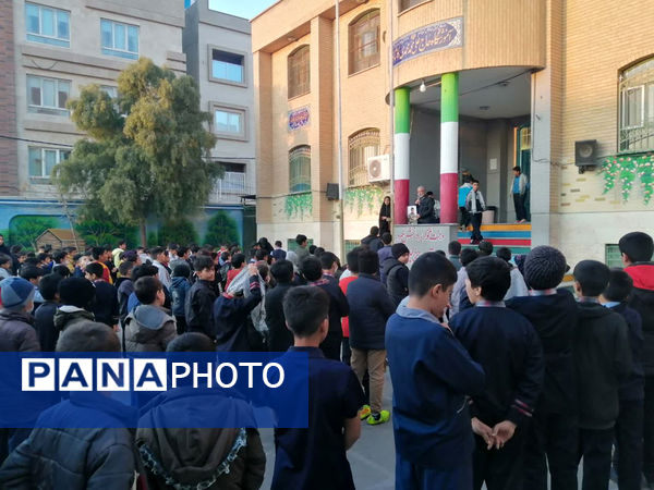 تقدیر دانش‌آموزان یک مدرسه در قم از پدر شهید کریمی