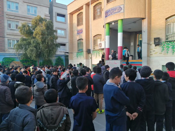 تقدیر دانش‌آموزان یک مدرسه در قم از پدر شهید کریمی