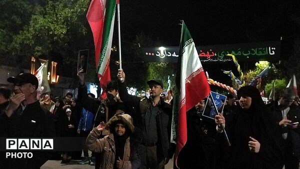 نیشابوری ها از پیر تا کودک در اجتماعات خیابانی