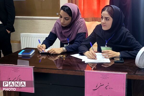 رقابت نخبگان جوان زبان خارجی در دبیرستان فرهنگ