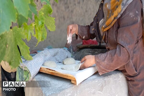 کمک به پخت نان به عشق آقای شهید ایران 