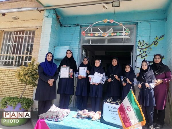 تجلیل از دانش آموزان برگزیده دبستان ناهید نخودی