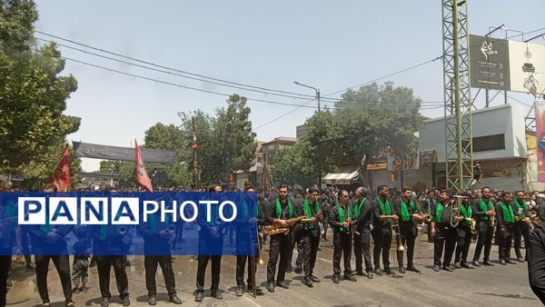 عزاداری ظهر  عاشورا در خیابان‌های شهر نیشابور 