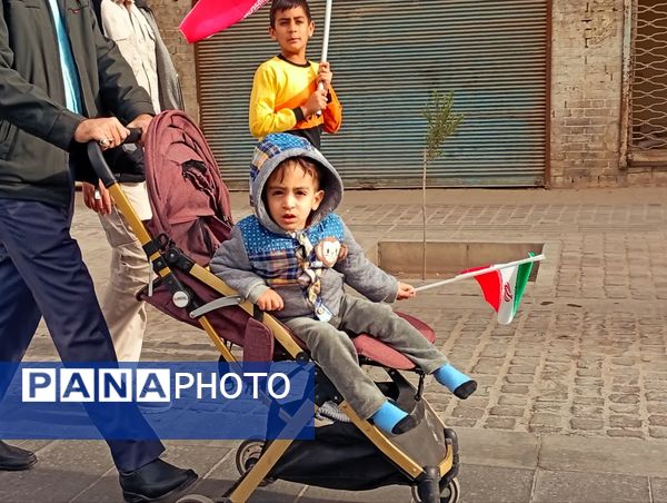 جلوه‌هایی از حضور پرشور دهه نودی‌ها در راهپیمایی ۲۲ بهمن در یزد
