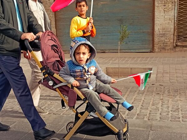 جلوه‌هایی از حضور پرشور دهه نودی‌ها در راهپیمایی ۲۲ بهمن در یزد