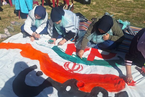 لذت نقاشی همگانی کنار دوستان در بوستان جنت شیراز 