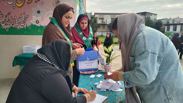 جلسه انتخابات انجمن اولیا و مربیان در دبستان شهید احمدپور قائمشهر