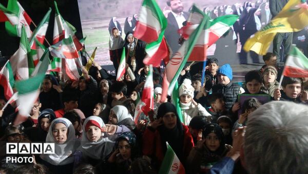 حضور دهه‌نودی‌ها در راهپیمایی میدان شهرداری ساوجبلاغ