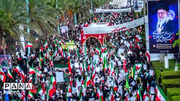 وداع حماسی دریادلان هرمزگان با فرمانده شهید علیرضا تنگسیری در بندرعباس