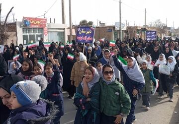 تعبیر زیبای دانش آموزی که با امیرکبیر به جشن انقلاب آمد
