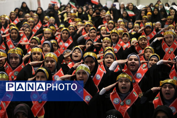 رونمایی کتاب «از مدرسه تا سنگر» در قم