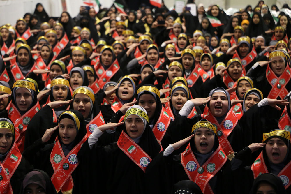 رونمایی کتاب «از مدرسه تا سنگر» در قم