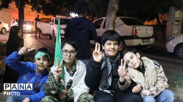 الله اکبر و پرچم ایران؛ نماد مقاومت نوجوانان همدانی در تجمعات شبانه