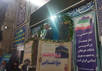 از پیر تا کودک در نماز جمعه نیشابور حضور دارند