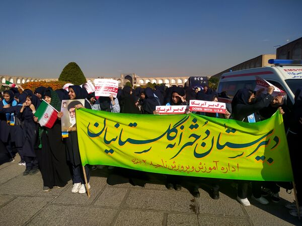 حضور پرشور مردم اصفهان در راهپیمایی روز 13 آبان
