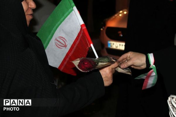 تقدیر از دختران همدانی در تجمعات شبانه به‌مناسبت روز دختر