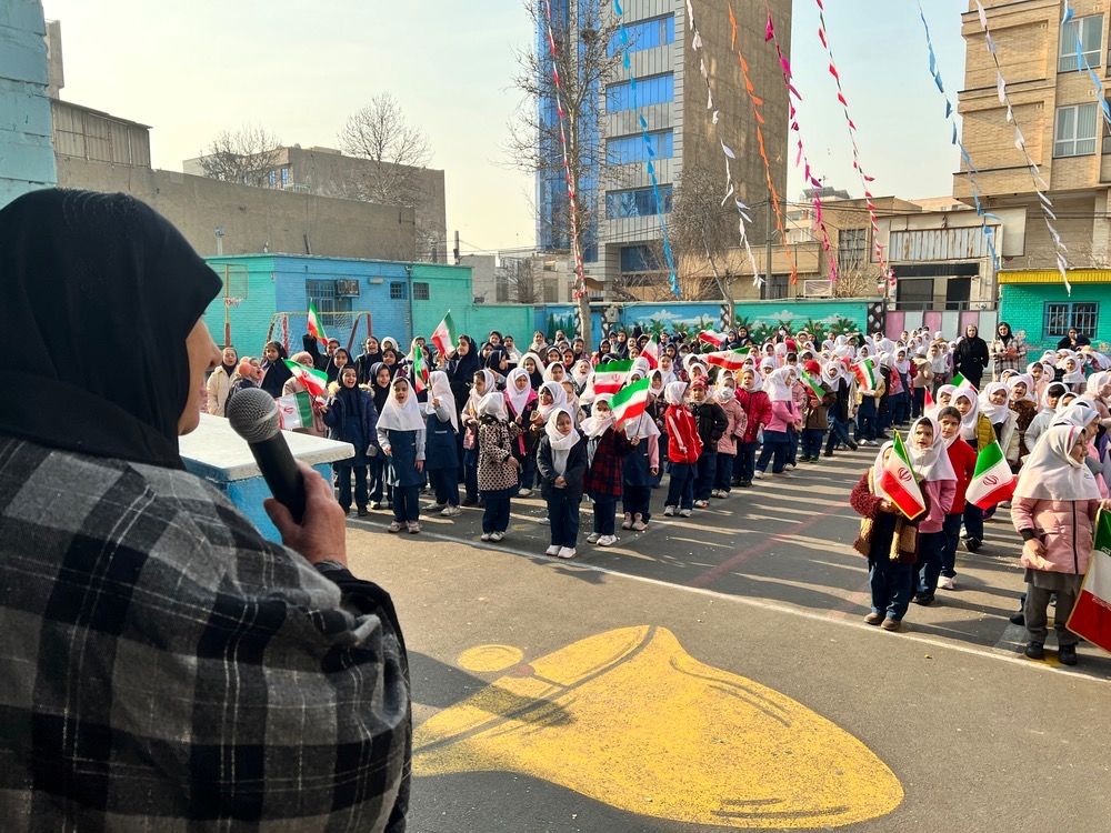 نواختن زنگ انقلاب در دبستان‌المهدی ناحیه 2 کرج 