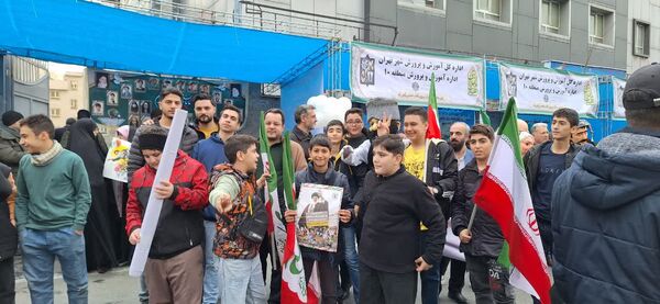 حضور گسترده و منسجم دانش آموزان و فرهنگیان منطقه ۱۰ در راهپیمایی ۲۲ بهمن ماه