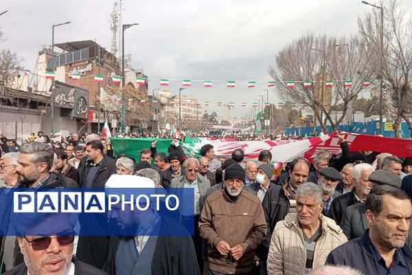 حضور اقشار مختلف مردم شهرری در راهپیمایی ۲۲ بهمن