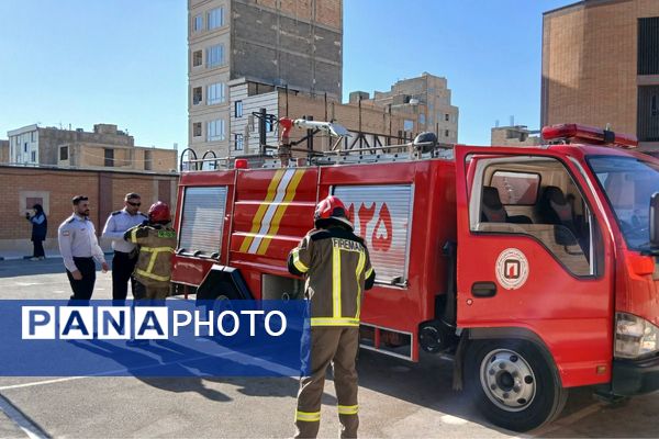 مراسم پدافند غیرعامل در دبیرستان بشارت بهارستان‌دو 