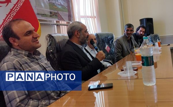 نشست صمیمانه فرماندار اصفهان با دانش آموز خبرنگاران پانای استان اصفهان به مناسبت روز خبرنگار