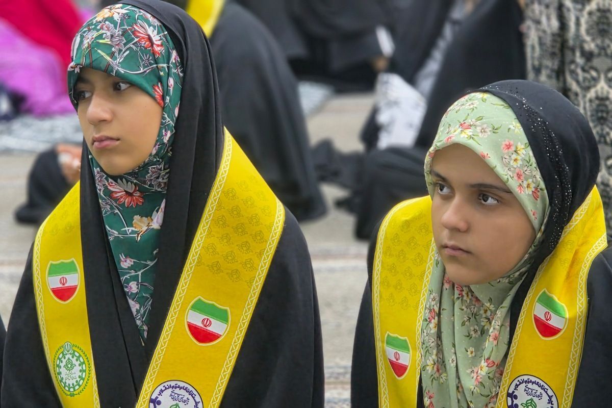 اعتکاف دانش‌آموزی رباط‌کریم با پرچم‌گردانی حضرت ابوالفضل(ع)
