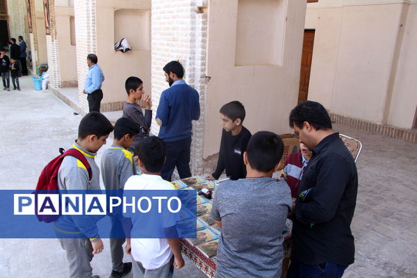 میز کتاب (فرمانده سری) در نماز جمعه شهر یزد