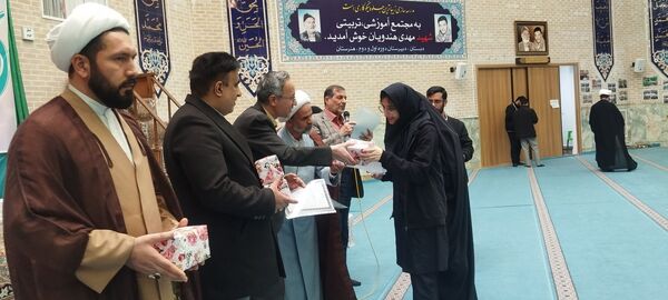 تقدیر از دانش‌آموزان برگزیده ناحیه چهار قم در جشنواره «فردا»