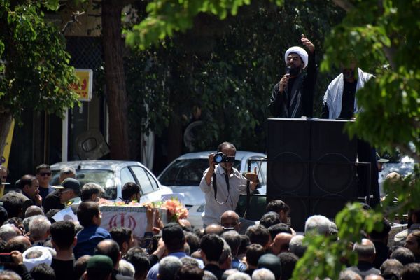 همه چیز برای یک استقبال گرم مهیاست ، با افتخار به پیشواز شهیدمان می آییم 