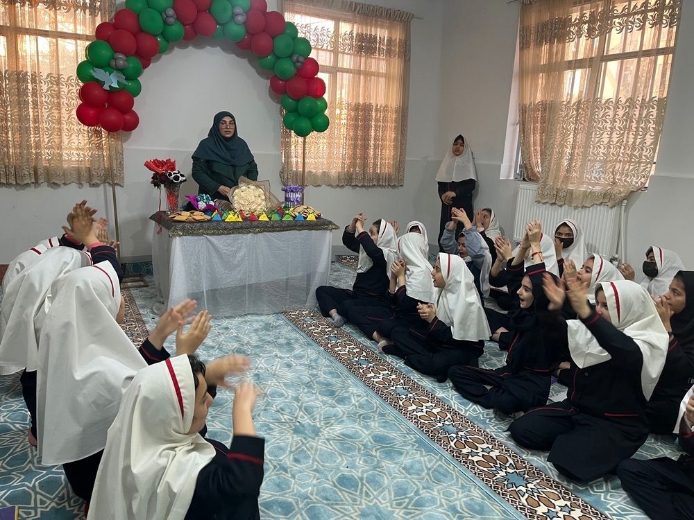 برگزاری مراسمی به‌مناسبت ولادت حضرت علی (ع) و روز پدر در دبستان دخترانه بعثت ۲