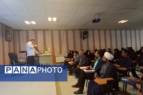 نشست مربیان و معاونان پرورشی فریمان با محوریت قرآن و عترت 