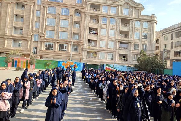 شور وشوق دانش‌آموزان در برنامه صبحگاهی مدرسه مریم بهارستان دو