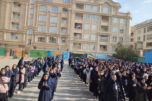 شور وشوق دانش‌آموزان در برنامه صبحگاهی مدرسه مریم بهارستان دو