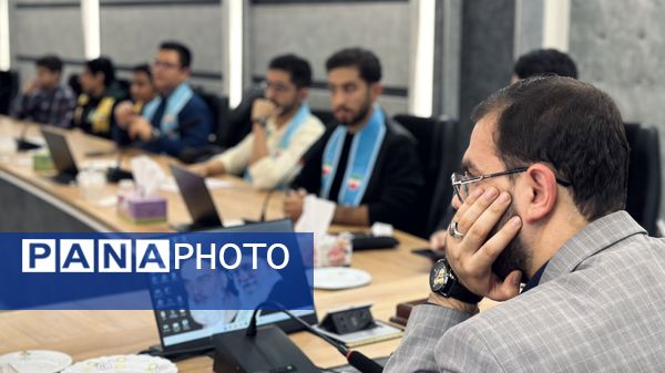 نشست صمیمانه قائم‌مقام سازمان دانش‌آموزی کشور با نمایندگان دانش‌آموزان پیشتاز وخبرنگاران‌پانای استان مرکزی