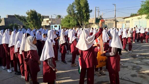 دیدار صمیمانه مأموران نیروی انتظامی با دانش‌آموزان دبستان استقلال 