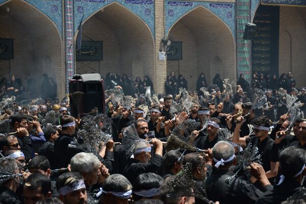 عزاداری ظهر عاشورا در شهر بافران 