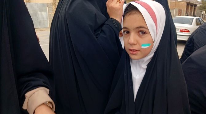 در بهار انقلاب، مردم روی قله‌های پیروزی