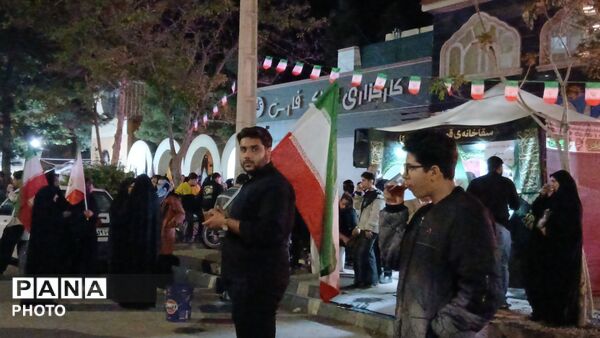 پرچم های ایران بر دستان وطن دوستان نیشابوری 